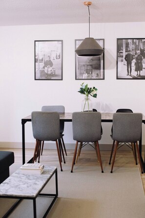 Dining room - Entire 2 Bedroom House 7m To Station (Barnet)