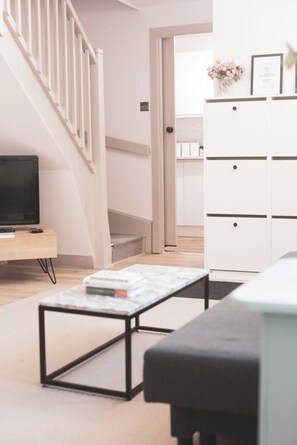 House, 2 Bedrooms | Living room - Entire 2 Bedroom House 7m To Station (Barnet)