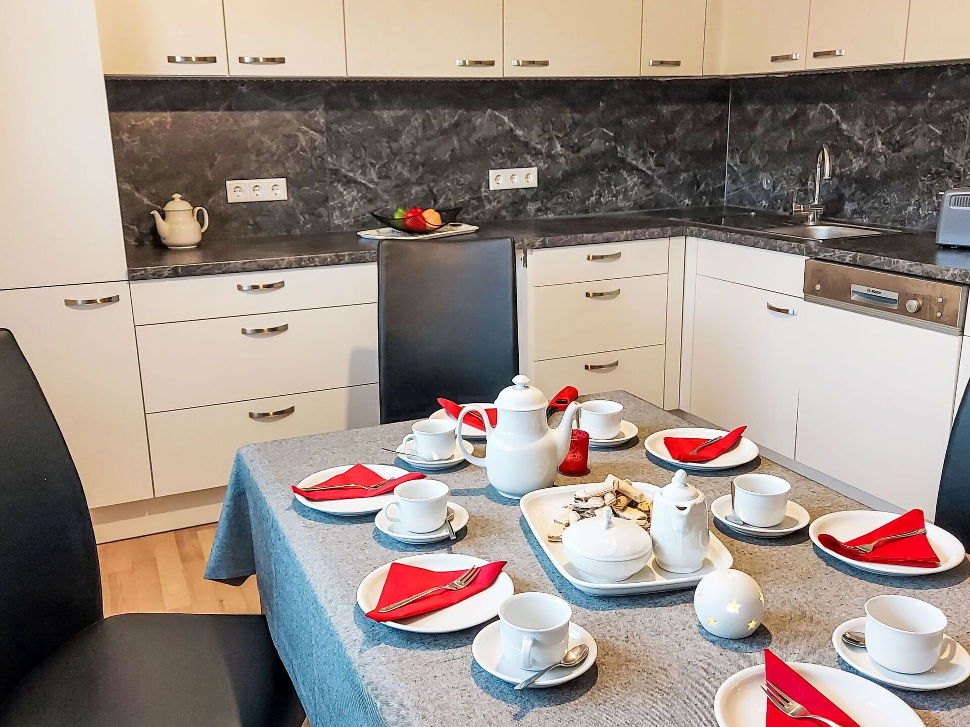 Tabelle, Cabinetry, Eigentum, Möbel, Geschirr, Dishware, Countertop, Drinkware, Tasse, Untertasse