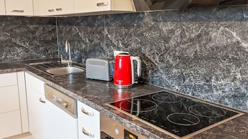 Mikrowelle, Ofen, Geschirrspüler