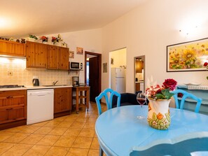 Micro-ondes, lave-vaisselle, grille-pain