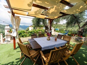 Outdoor dining - Cosy apartment for 4 guests with WIFI, pool, A/C and pets allowed (Civezza)