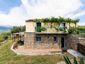 Exterior - Cosy apartment for 4 guests with WIFI, pool, A/C and pets allowed (Civezza)