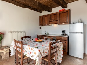 Uuni, ruokailupöytä