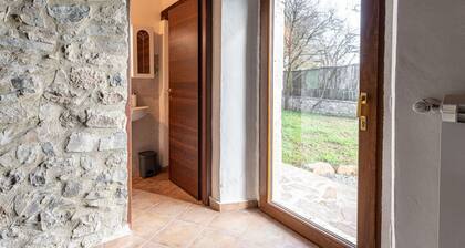 Cosy apartment in villa for 6 people with patio, pets allowed and panoramic view