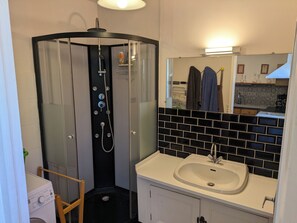 Douche, sèche-cheveux, serviettes fournies, papier toilette