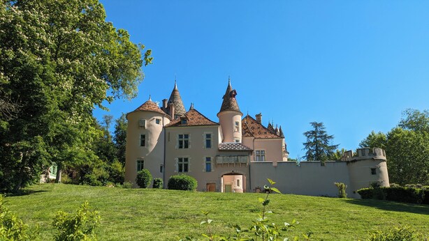 A large, historic building with multiple towers and a well-maintained lawn. - Chez Max et Juliette - Traditional Stone house in historic Burgundy village (Burnand)
