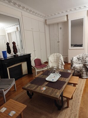 Dining - A class apartment of 3-room and 70sqm in the heart of the Marais (Paris)