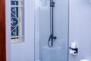 Douche, serviettes fournies, savon, papier toilette