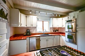 Dishwasher, coffee/tea maker - Cornell Lane Cottage: Oceanfront Retreat with Private Dock & Stunning Linekin Bay Views (Boothbay)