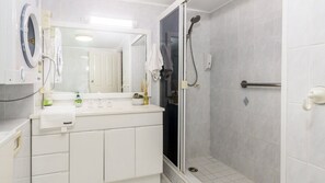 Shower, towels - Fairweather Dreaming on Welsby (BONGAREE)