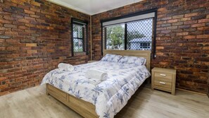 2 bedrooms, iron/ironing board, free WiFi, bed sheets - Fairweather Dreaming on Welsby (BONGAREE)