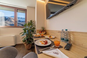 Deluxe Suite, Mountain View | In-room dining - Riserva Bianca Limone Hotel&SPA (Limone Piemonte)