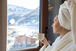 Habitación estándar con 1 cama doble o 2 individuales, vistas a la montaña | Vistas a la montaña