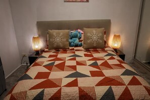 1 bedroom, iron/ironing board, WiFi, bed sheets - Charming Spacious & Stylish 1 Bedroom Hse Near Rockdale Plaza, beach & Airport (Kogarah)