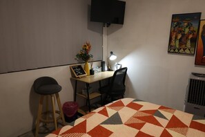 1 bedroom, iron/ironing board, WiFi, bed sheets - Charming Spacious & Stylish 1 Bedroom Hse Near Rockdale Plaza, beach & Airport (Kogarah)