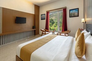 Desk, laptop workspace, rollaway beds, free WiFi - Weekender Resort (Udaipur)
