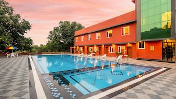 Una piscina al aire libre