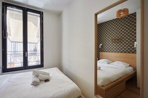 Laptop workspace, iron/ironing board, bed sheets - New Apartment Boulogne Facing "les Passages" (Boulogne-Billancourt)