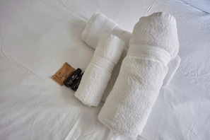 Apartment | Bathroom amenities | Hair dryer, soap, shampoo - New Apartment Boulogne Facing "les Passages" (Boulogne-Billancourt)