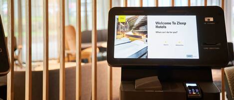 Kios check-in/check-out