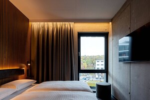 Escritorio, cortinas blackout, sistema de insonorización y ropa de cama 