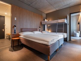 Escritorio, cortinas blackout, sistema de insonorización y ropa de cama 