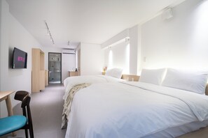 1 habitación, caja de seguridad en la habitación y escritorio 