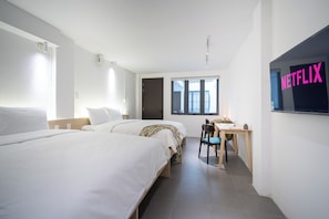 1 habitación, caja de seguridad en la habitación y escritorio