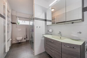 Ducha, secador de pelo, toallas