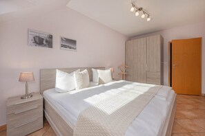 2 Schlafzimmer, Reisekinderbett, Bettwäsche