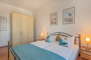 1 bedroom, iron/ironing board, travel cot, free WiFi - Villa Kaiserhof 08 - warm-toned domicile with balcony (Zinnowitz)