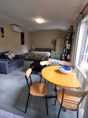 1 bedroom, free WiFi, bed sheets - Gardenview for a restful break (Blackburn)