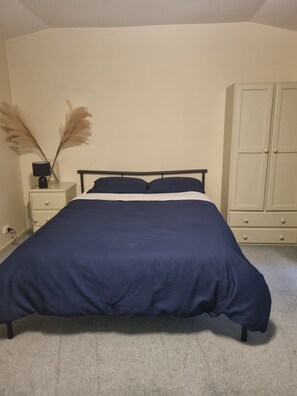 1 bedroom, free WiFi, bed sheets - Gardenview for a restful break (Blackburn)