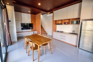 Three Bedroom Villa with Private Pool | Private kitchen | Electric kettle - Tutde Guest House  (Abiansemal)