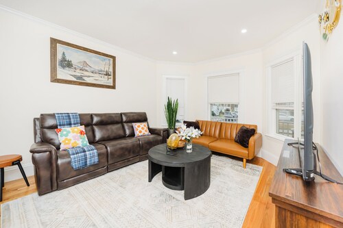 Stylish 4 Bedroom Townhouse in Boston, Walkable to Train, Quiet & Safe Area