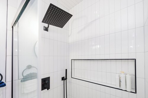 76/1 - SPRING GETAWAY 10% OFF! Spacious 4-bedroom apartment in charming Boston