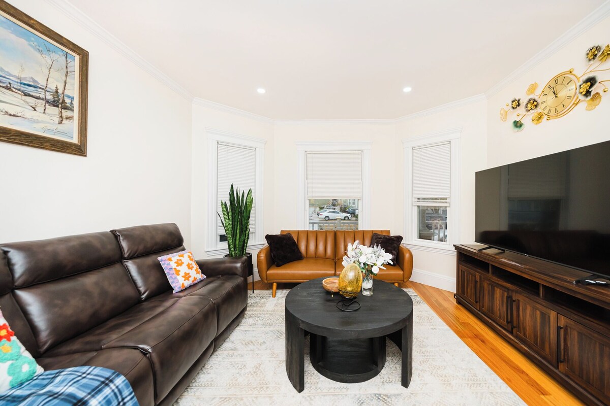Stylish 4 Bedroom Townhouse in Boston, Walkable to Train, Quiet & Safe Area