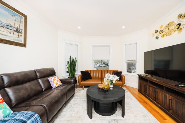 Smart TV, books - Stylish 4 Bedroom Townhouse in Boston, Walkable to Train, Quiet & Safe Area 76 (Boston)