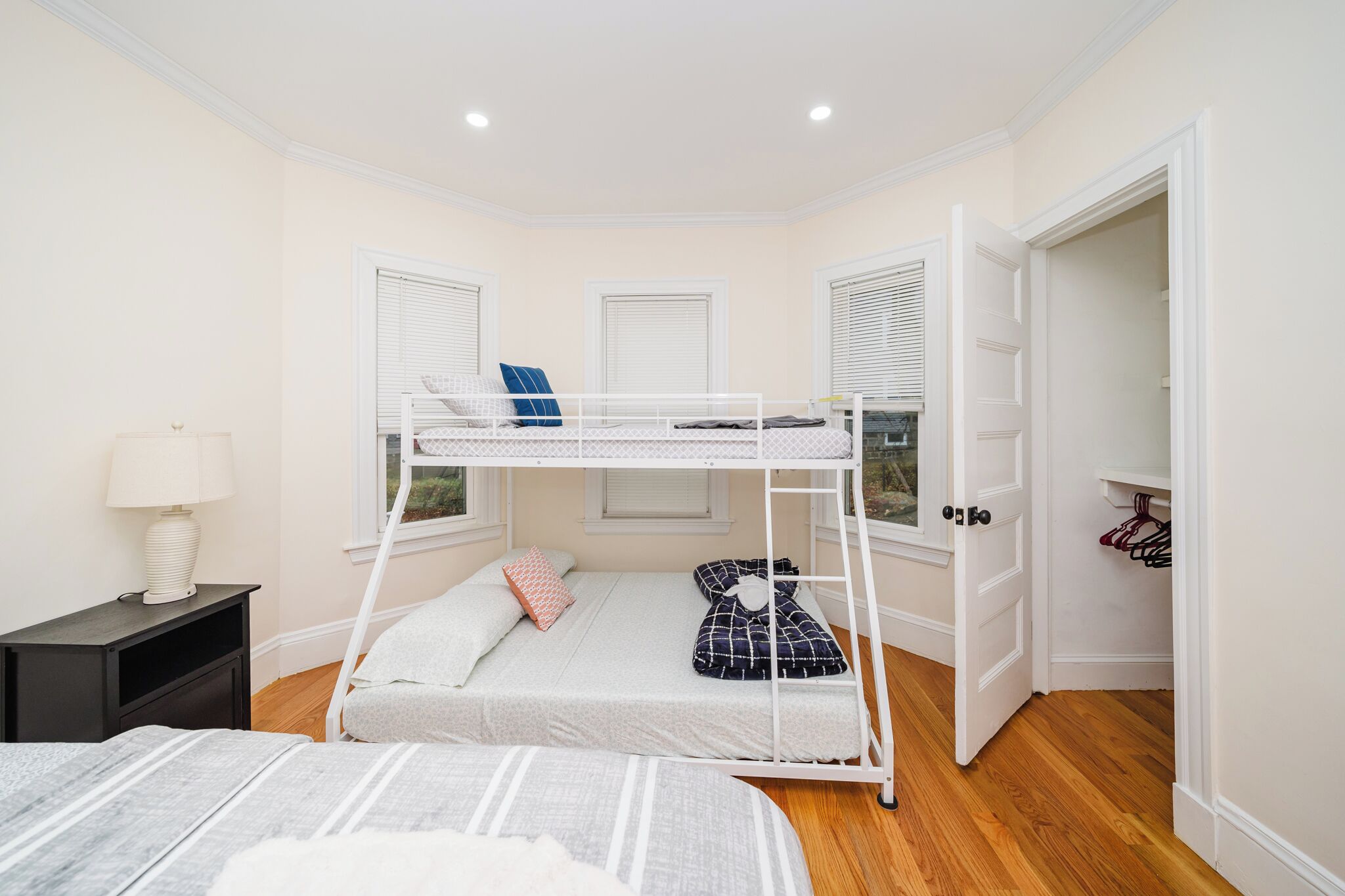 4 Schlafzimmer, Schreibtisch, Bügeleisen/Bügelbrett, Reisekinderbett