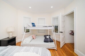 4 bedrooms, desk, iron/ironing board, travel crib - Stylish 4 Bedroom Townhouse in Boston, Walkable to Train, Quiet & Safe Area 76 (Boston)