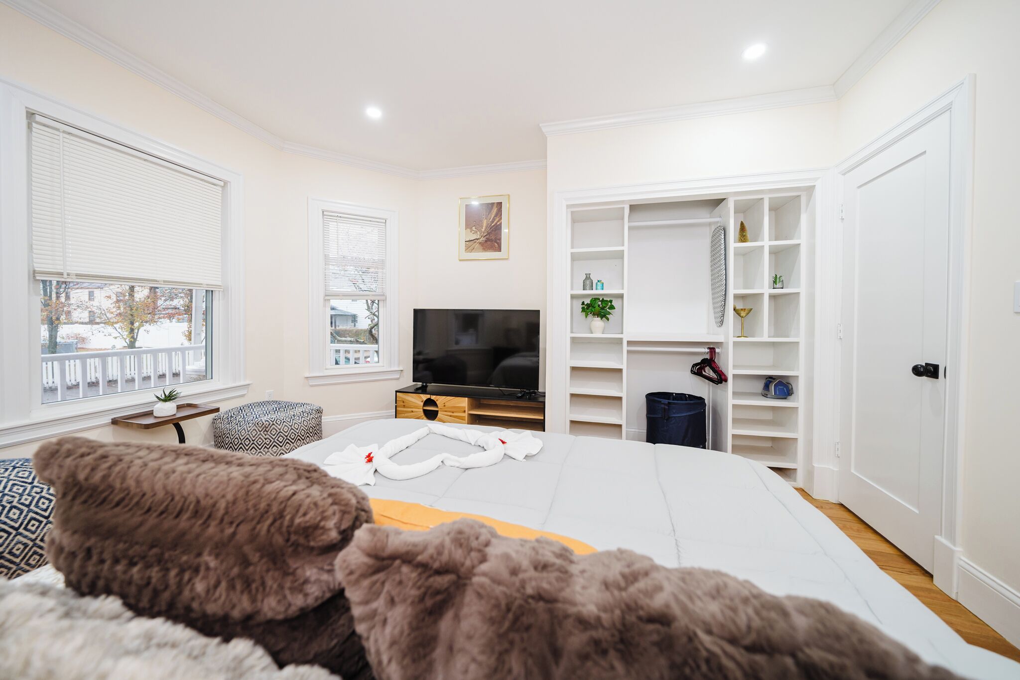 4 soverom, skrivebord, strykejern/-brett og reiseseng for barn