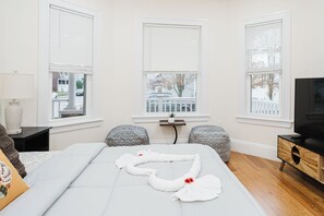 4 soverom, skrivebord, strykejern/-brett og reiseseng for barn