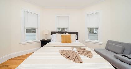 Stylish 4 Bedroom Townhouse in Boston, Walkable to Train, Quiet & Safe Area