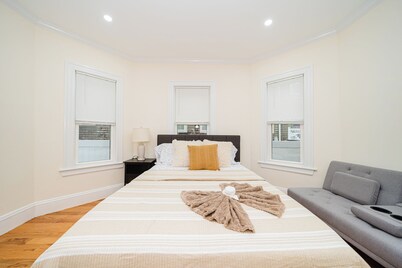 Stylish 4 Bedroom Townhouse in Boston, Walkable to Train, Quiet & Safe Area