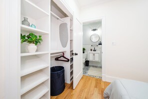 Hair dryer, towels, soap, shampoo - Stylish 4 Bedroom Townhouse in Boston, Walkable to Train, Quiet & Safe Area 76 (Boston)
