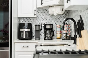 Fridge, microwave, oven, stovetop - Stylish 4 Bedroom Townhouse in Boston, Walkable to Train, Quiet & Safe Area 76 (Boston)