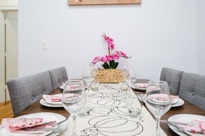 Dining - Stylish 4 Bedroom Townhouse in Boston, Walkable to Train, Quiet & Safe Area 76 (Boston)