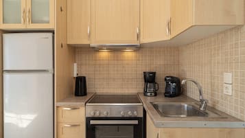 Coffee/tea maker, toaster