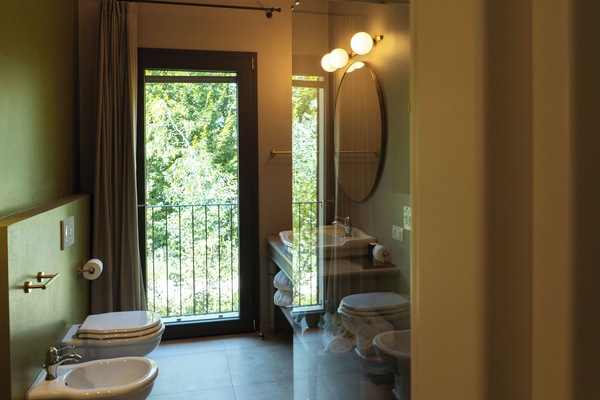 Junior Suite | Bathroom | Shower, hair dryer, bathrobes, bidet